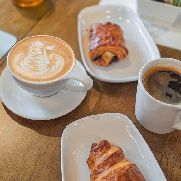 Meet your Posher, Fevie - Picture 2 of 14